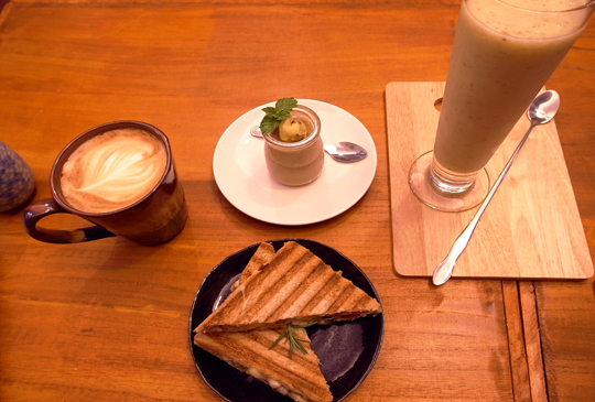 花坊裡的咖啡廳－花藝與咖啡、蔬食的美學(桂舍花房)